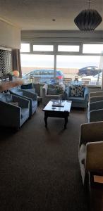莫克姆货运专线酒店的带沙发和咖啡桌的客厅
