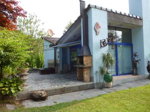 Contra卡萨奥林度假屋的庭院内带壁炉的蓝色房屋