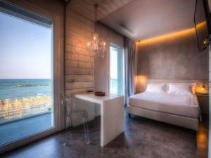 贝拉里亚-伊贾马里纳贝尔套房酒店的一间卧室配有一张床,享有海景