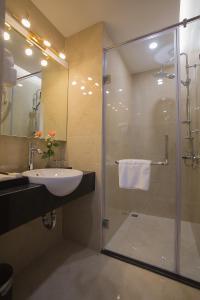 Spring Hotel Hanoi的一间浴室