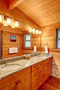 星期五港闲适港口码头度假酒店的小木屋内的浴室设有2个水槽