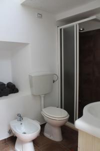 帕拉比塔Appartamento in centro storico zona Gallipoli的白色的浴室设有卫生间和水槽。