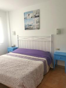 科拉雷侯Piccola Oasi的一间卧室配有床和两张蓝色的桌子