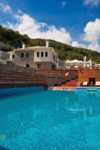 桑加拉达12 Months Resort & Spa的一座大蓝色游泳池,位于房子前