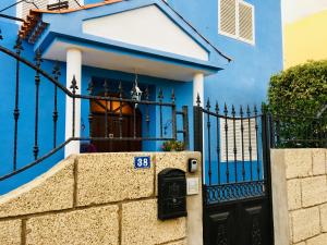 圣米格尔德阿沃纳Bed & Breakfast Tenerife的大门前有邮箱的蓝色房子