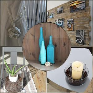拉芬斯堡Sunny Loft Haus RV的一张桌子,上面有两只蓝色花瓶和一支蜡烛