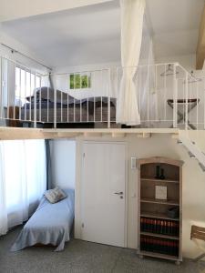 拉芬斯堡Sunny Loft Haus RV的一间卧室设有双层床和楼梯。