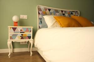 萨莫拉Apartamento Mercado-Centro的卧室配有一张床,床头柜位于床边。