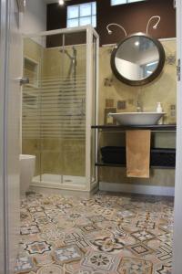 萨莫拉Apartamento Mercado-Centro的带淋浴、盥洗盆和镜子的浴室