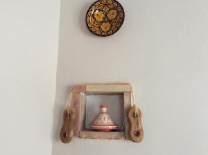 阿尔格达斯Apartamento Rural Castildetierra的墙上挂着花瓶的时钟和盒子