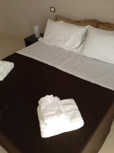 卡萨拉诺茵萨伦托住宿加早餐旅馆的床上有两张折叠白色毛巾
