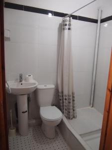 廷吉尔Riad Al Anwar的浴室配有卫生间、盥洗盆和淋浴。