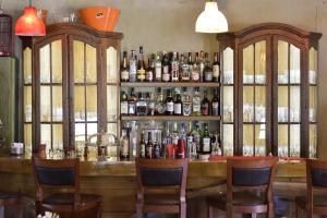 利韦迪昂Great Mantineia的酒吧里有很多瓶装酒精饮料