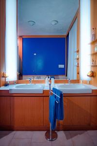 特拉尼Villa Wanda - Residenza di charme的一间带两个盥洗盆和大镜子的浴室