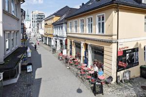 卑尔根Bergen's Best Location的街上有几张桌子和椅子