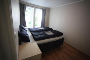 卑尔根Bergen's Best Location的小型客房 - 带2张床和窗户