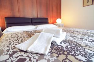 特拉尼Villa Wanda - Residenza di charme的床上有两条白色毛巾