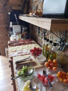 巴利-略夫雷加Mas Tomas的自助餐,包括许多水果和蔬菜