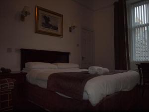 坎贝尔城阿盖尔阿姆酒店的两张位于酒店客房的床,配有毛巾