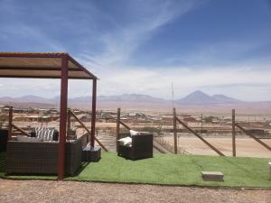 圣佩德罗·德·阿塔卡马Hostal Pablito 2的享有沙漠景致的凉亭