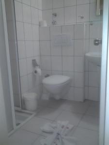 凯麦尔Ares Dream Hotel的白色的浴室设有卫生间和水槽。