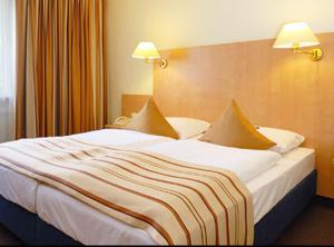 美因河畔法兰克福Motel Frankfurt的酒店客房带一张大床,带白色床单