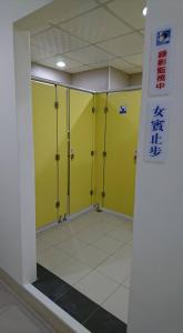 高雄国泰旅社_背包客的窝的建筑中带黄色摊位的浴室