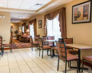 新布法罗Quality Inn Near Interstate I94的一间设有桌椅和沙发的等候室