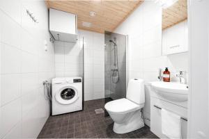 耶尔文佩Vihtakatu Apartments的一间带卫生间和洗衣机的浴室
