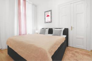 柏林中央米特公寓 的白色卧室配有大床
