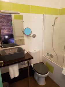亚眠空间酒店的浴室配有卫生间、盥洗盆和淋浴。