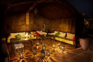 马拉喀什索非亚庭院旅馆的一间配备有沙发、桌子和灯的客房