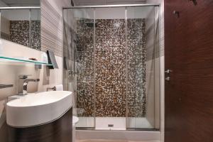 代森扎诺-德尔加达城市酒店的一间带水槽和淋浴的浴室
