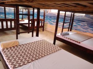 迪亚尼海滩Soul Breeze Backpackers Diani的海景客房 - 带两张床