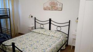 奥尔贝泰洛b&b ilfenicottero的一间卧室配有一张带花卉棉被的床