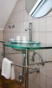 阿恩斯贝格Hotel zur Post的一间带玻璃水槽和镜子的浴室