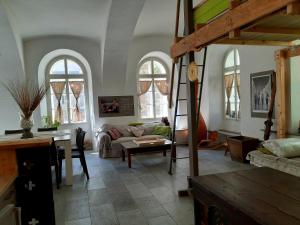 巴特布莱贝格Apartments in Villa Crusca的客厅配有沙发和桌子