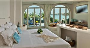阿莫迪卡吕普索别墅酒店的一间卧室设有一张大床,享有海景