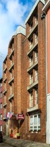 杜塞尔多夫莱辛酒店的红砖建筑,公寓楼