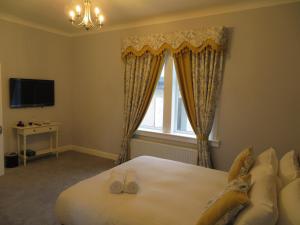 爱丁堡Craigievar Guest House的一间卧室设有一张大床和一个窗户。