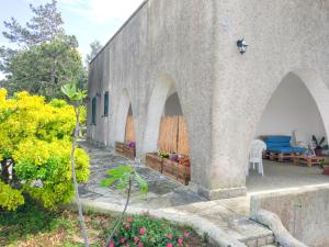 圣凯撒利亚温泉Bilocali Vista Mare的享有带庭院的建筑的外部景致