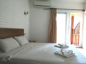 厄吕代尼兹Durak Hotel ölüdeniz的一间卧室配有一张床,上面有两条毛巾