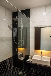 巴力文打O&G Hotel Parit Buntar的一间带水槽和淋浴的浴室