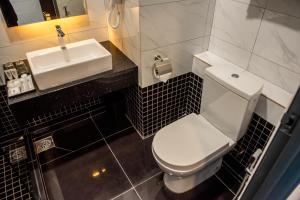 巴力文打O&G Hotel Parit Buntar的浴室配有白色卫生间和盥洗盆。