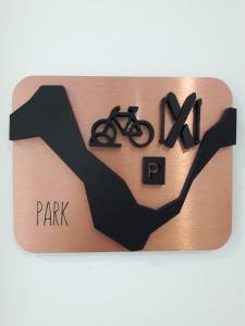洛里加Loriga Hostel - Feel Nature的标牌上写着公园和自行车的照片
