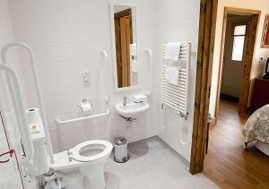 FlemptonLackford Lakes Barns的白色的浴室设有卫生间和水槽。