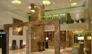 孟买萨诺瓦波蒂科酒店的酒店大堂设有楼梯和椅子
