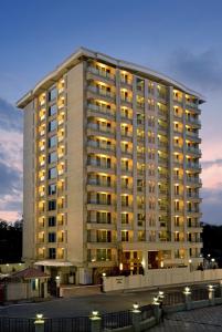 孟买萨诺瓦波蒂科酒店的前面有灯的大建筑