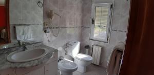 涅姆布罗托蓝达旅馆的一间带水槽和卫生间的浴室