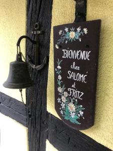 Ingolsheimchez salome et fritz的墙上有铃 ⁇ 的标志